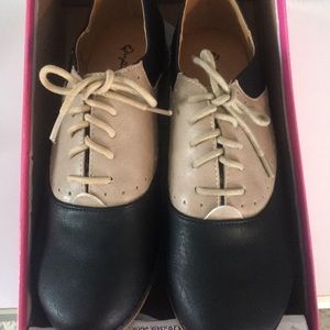 Back and tan Qupid flats